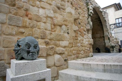 Una escultura evocadora junto al acceso a la Cueva de Salamanca recuerda la leyenda del Diablo como maestro de artes oscuras