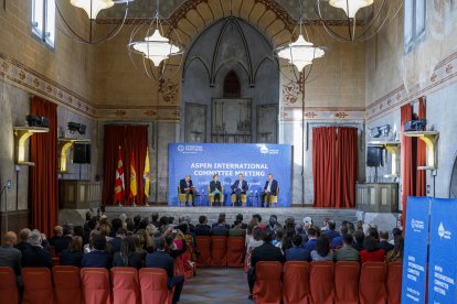 El rey Felipe VI y el presidente de la Junta de Castilla y León, Alfonso Fernández Mañueco, asisten a la jornada inaugural de la reunión del Comité Internacional de Aspen Institute