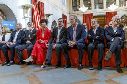 El rey Felipe VI y el presidente de la Junta de Castilla y León, Alfonso Fernández Mañueco, asisten a la jornada inaugural de la reunión del Comité Internacional de Aspen Institute