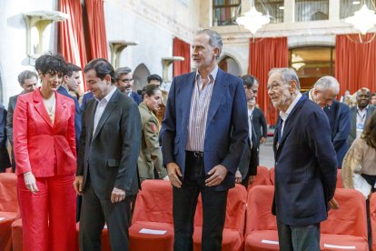 El rey Felipe VI y el presidente de la Junta de Castilla y León, Alfonso Fernández Mañueco, asisten a la jornada inaugural de la reunión del Comité Internacional de Aspen Institute