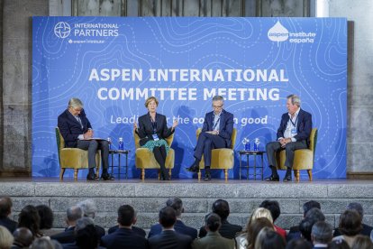 El rey Felipe VI y el presidente de la Junta de Castilla y León, Alfonso Fernández Mañueco, asisten a la jornada inaugural de la reunión del Comité Internacional de Aspen Institute