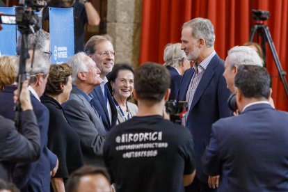 El rey Felipe VI y el presidente de la Junta de Castilla y León, Alfonso Fernández Mañueco, asisten a la jornada inaugural de la reunión del Comité Internacional de Aspen Institute