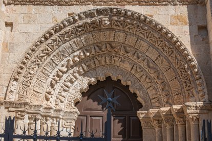 La portada sur de la Iglesia de la Magdalena, donde se esconde el famoso “obispo tumbado” que protagoniza la leyenda zamorana