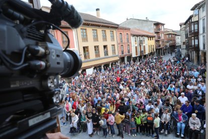 Cervera de Pisuerga (Palencia) rinde homenaje a Piedad Isla con una recreación fotográfica histórica