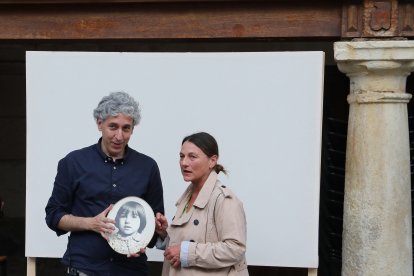 Cervera de Pisuerga (Palencia) rinde homenaje a Piedad Isla con una recreación fotográfica histórica