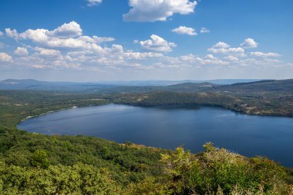 Panorámica del Lago de Sanabria, el mayor lago glaciar de la Península Ibérica y escenario de una de las leyendas más fascinantes de España