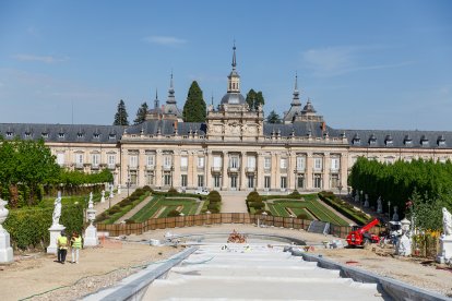 El director de Inmuebles y Medio Natural de Patrimonio Nacional, Luis Pérez de Prada; María Corzo y Nilo Fernández, visitan los diferentes proyectos que se ejecutan en el Real Sitio de San Ildefonso (Segovia)
