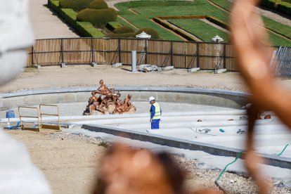 El director de Inmuebles y Medio Natural de Patrimonio Nacional, Luis Pérez de Prada; María Corzo y Nilo Fernández, visitan los diferentes proyectos que se ejecutan en el Real Sitio de San Ildefonso (Segovia)