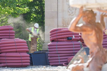 El director de Inmuebles y Medio Natural de Patrimonio Nacional, Luis Pérez de Prada; María Corzo y Nilo Fernández, visitan los diferentes proyectos que se ejecutan en el Real Sitio de San Ildefonso (Segovia)