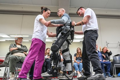 Aspaym Castilla y León desarrolla una demostración de exoesqueleto robótico para rehabilitación neurológica