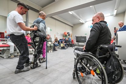 Aspaym Castilla y León desarrolla una demostración de exoesqueleto robótico para rehabilitación neurológica