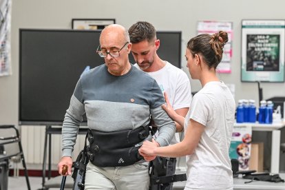 Aspaym Castilla y León desarrolla una demostración de exoesqueleto robótico para rehabilitación neurológica