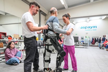 Aspaym Castilla y León desarrolla una demostración de exoesqueleto robótico para rehabilitación neurológica