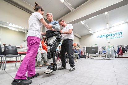 Aspaym Castilla y León desarrolla una demostración de exoesqueleto robótico para rehabilitación neurológica