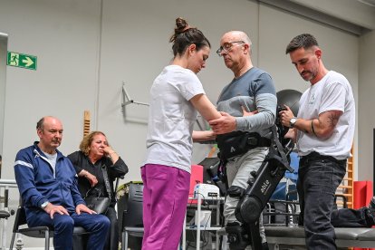 Aspaym Castilla y León desarrolla una demostración de exoesqueleto robótico para rehabilitación neurológica