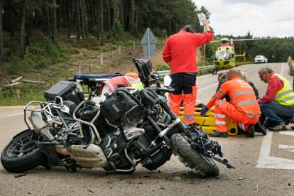 Un herido grave en una colisión entre una moto y un turismo en el pk 43 de la CL-526, en El Payo (Salamanca).