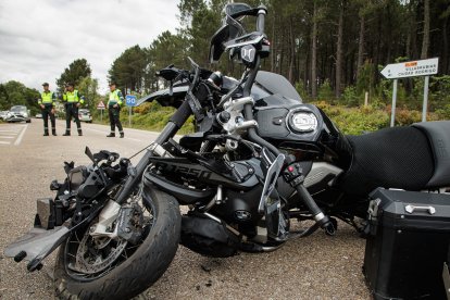 Un herido grave en una colisión entre una moto y un turismo en el pk 43 de la CL-526, en El Payo (Salamanca).