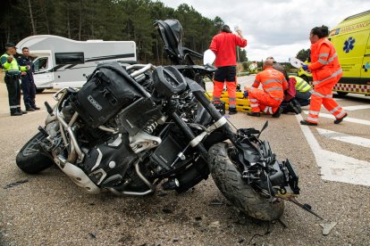 Un herido grave en una colisión entre una moto y un turismo en el pk 43 de la CL-526, en El Payo (Salamanca).