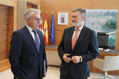 Ángel Ceña y Francisco Vázquez antes de su reunión en las Cortes.