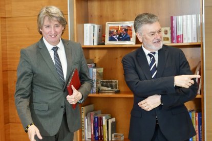 Carlos Martínez y Francisco Vázquez antes de su reunión dentro de la ronda de contactos.