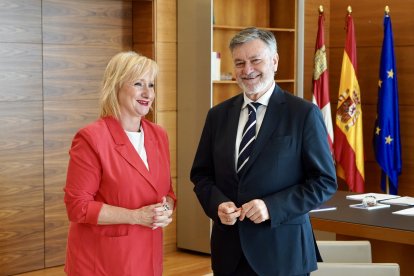 Leticia García y Francisco Vázquez antes de la última reunión de la ronda de contactos en las Cortes.