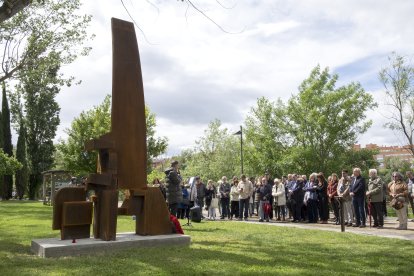 El alcalde de Salamanca, Carlos Carbayo y el escultor Ignacio Villar, participan en el acto de homenaje a los salmantinos víctimas del Holocausto