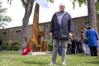El alcalde de Salamanca, Carlos Carbayo y el escultor Ignacio Villar, participan en el acto de homenaje a los salmantinos víctimas del Holocausto