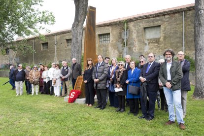 El alcalde de Salamanca, Carlos Carbayo y el escultor Ignacio Villar, participan en el acto de homenaje a los salmantinos víctimas del Holocausto