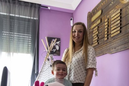 El pequeño Javi Gallo, de seis años, convive desde su nacimiento con la enfermedad conocida como piel de mariposa.
