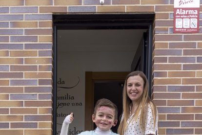 El pequeño Javi Gallo, de seis años, convive desde su nacimiento con la enfermedad conocida como piel de mariposa.