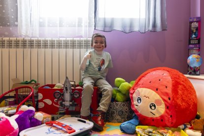 El pequeño Javi Gallo, de seis años, convive desde su nacimiento con la enfermedad conocida como piel de mariposa.