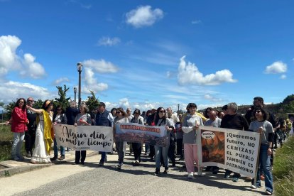 Vecinos de Médulas y alrededores en la puesta bajo el lema ‘Ruina Montiun resiste’.