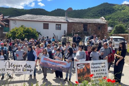Vecinos de Médulas y alrededores en la puesta bajo el lema ‘Ruina Montiun resiste’.