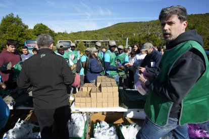 Trabajos de desbroce en el entorno del pueblo dentro del proyecto ‘A Fuego’.
