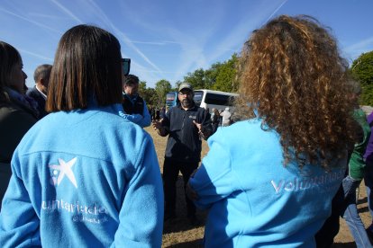 Técnicos forestales guían a los voluntarios en la intervención sobre el terreno.