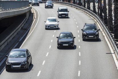 La DGT recuerda que el carril izquierdo debe utilizarse para adelantar y no como vía de circulación permanente.