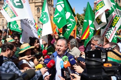 Concentración y manifestación de las Opas para exigir apoyos para garantizar el futuro del campo