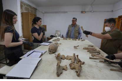 Equipo de profesionales que trabaja en el yacimiento de la catdral de Palencia