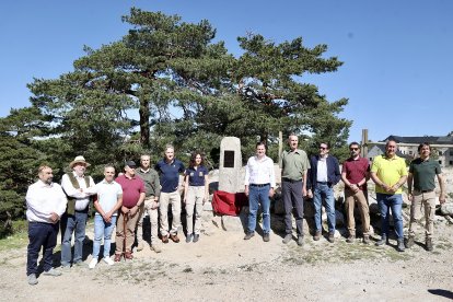 El presidente de la Junta de Castilla y León, Alfonso Fernández Mañueco, junto a la presidenta de la Comunidad de Madrid, Isabel Díaz Ayuso, asiste a la celebración del centenario de la apertura del Camino Schmidt en el Parque Nacional de la Sierra de Guadarrama
