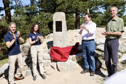 El presidente de la Junta de Castilla y León, Alfonso Fernández Mañueco, junto a la presidenta de la Comunidad de Madrid, Isabel Díaz Ayuso, asiste a la celebración del centenario de la apertura del Camino Schmidt en el Parque Nacional de la Sierra de Guadarrama