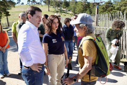 El presidente de la Junta de Castilla y León, Alfonso Fernández Mañueco, junto a la presidenta de la Comunidad de Madrid, Isabel Díaz Ayuso, asiste a la celebración del centenario de la apertura del Camino Schmidt en el Parque Nacional de la Sierra de Guadarrama