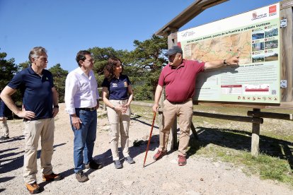 El presidente de la Junta de Castilla y León, Alfonso Fernández Mañueco, junto a la presidenta de la Comunidad de Madrid, Isabel Díaz Ayuso, asiste a la celebración del centenario de la apertura del Camino Schmidt en el Parque Nacional de la Sierra de Guadarrama