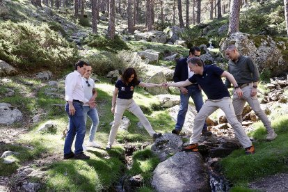 El presidente de la Junta de Castilla y León, Alfonso Fernández Mañueco, junto a la presidenta de la Comunidad de Madrid, Isabel Díaz Ayuso, asiste a la celebración del centenario de la apertura del Camino Schmidt en el Parque Nacional de la Sierra de Guadarrama