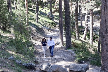 El presidente de la Junta de Castilla y León, Alfonso Fernández Mañueco, junto a la presidenta de la Comunidad de Madrid, Isabel Díaz Ayuso, asiste a la celebración del centenario de la apertura del Camino Schmidt en el Parque Nacional de la Sierra de Guadarrama