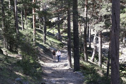 El presidente de la Junta de Castilla y León, Alfonso Fernández Mañueco, junto a la presidenta de la Comunidad de Madrid, Isabel Díaz Ayuso, asiste a la celebración del centenario de la apertura del Camino Schmidt en el Parque Nacional de la Sierra de Guadarrama