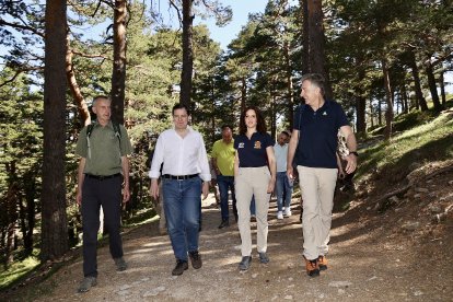 El presidente de la Junta de Castilla y León, Alfonso Fernández Mañueco, junto a la presidenta de la Comunidad de Madrid, Isabel Díaz Ayuso, asiste a la celebración del centenario de la apertura del Camino Schmidt en el Parque Nacional de la Sierra de Guadarrama