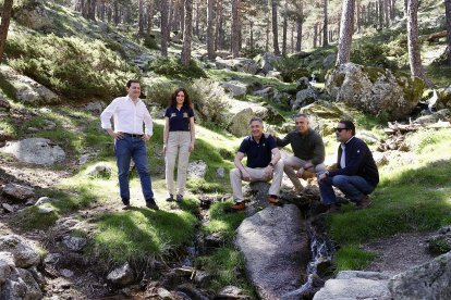 El presidente de la Junta de Castilla y León, Alfonso Fernández Mañueco, junto a la presidenta de la Comunidad de Madrid, Isabel Díaz Ayuso, asiste a la celebración del centenario de la apertura del Camino Schmidt en el Parque Nacional de la Sierra de Guadarrama