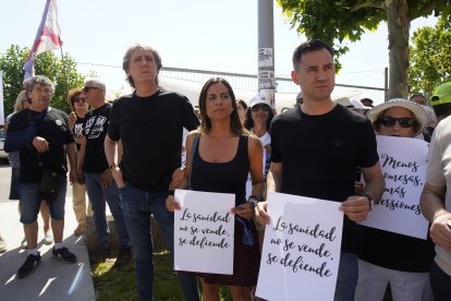 Concentración ‘Tú decides, callar no cura’, convocada por la plataforma OncoBierzo frente al hospital El Bierzo de Ponferrada