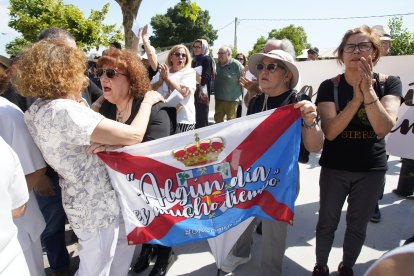 Concentración ‘Tú decides, callar no cura’, convocada por la plataforma OncoBierzo frente al hospital El Bierzo de Ponferrada