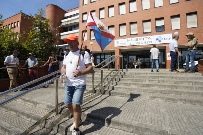 Concentración ‘Tú decides, callar no cura’, convocada por la plataforma OncoBierzo frente al hospital El Bierzo de Ponferrada
